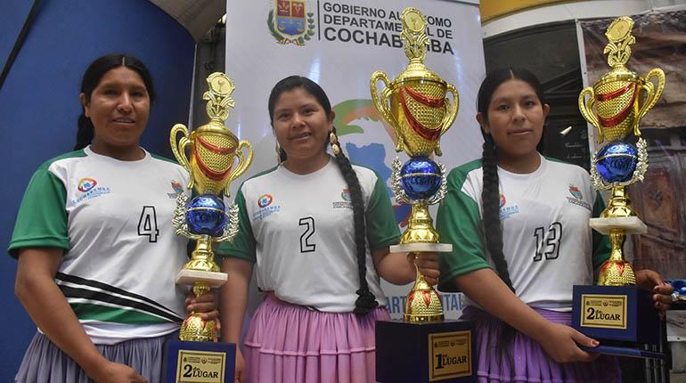 Lanzan el torneo de fútbol para mujeres originarias de pollera