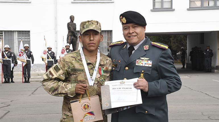 Brayan Choque recibe condecoración y beca del Ejército