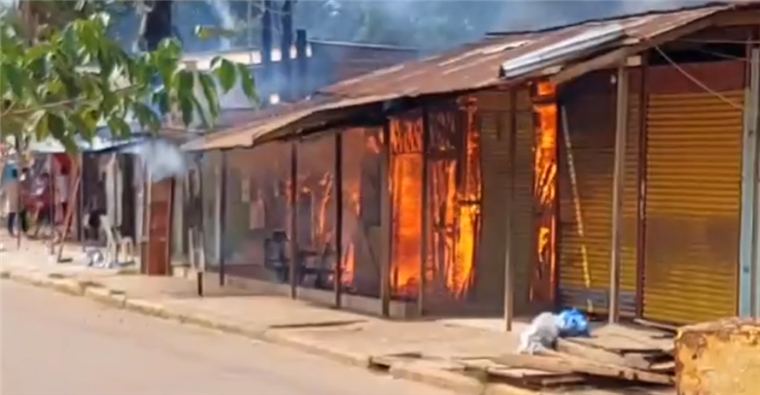 Incendio consume tres tiendas en Cobija