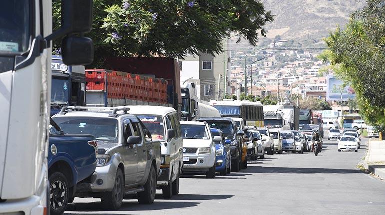 Movilizan 2.500 cisternas para acabar con filas por combustible