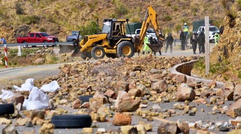 Los bloqueos dejan vías dañadas y en la quiebra a choferes y productores