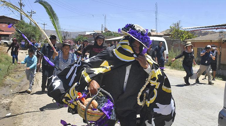 Las familias despidieron a sus almas con comida, bebida, baile y palmas