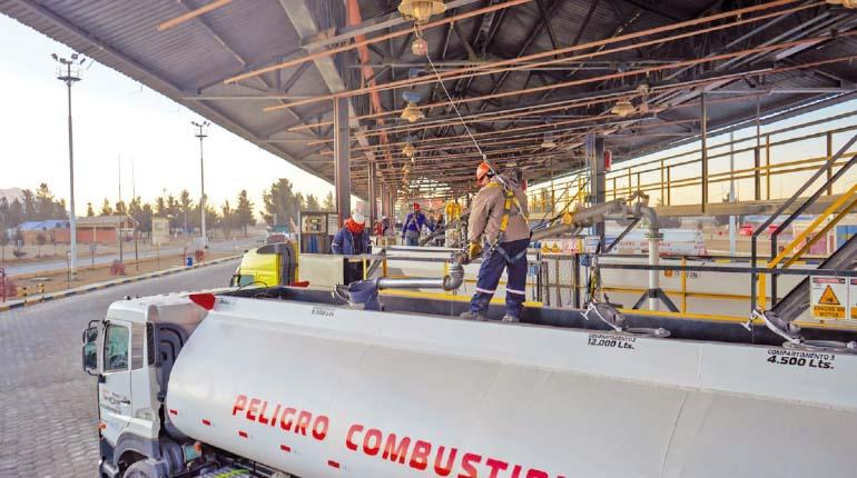 YPFB niega paralización en descargas de combustible y garantiza el suministro