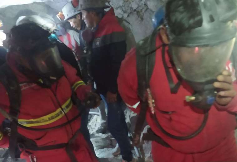 Bomberos rescatan con vida a siete mineros que estaban atrapados en una mina de Potosí