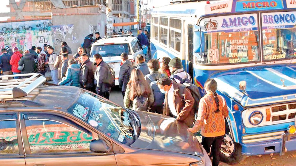 Choferes de El Alto prevén bloquear La Paz hoy