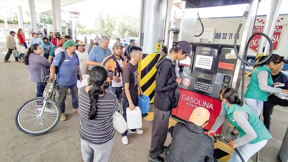 Cochabamba registra largas filas por combustible y B-Sisa