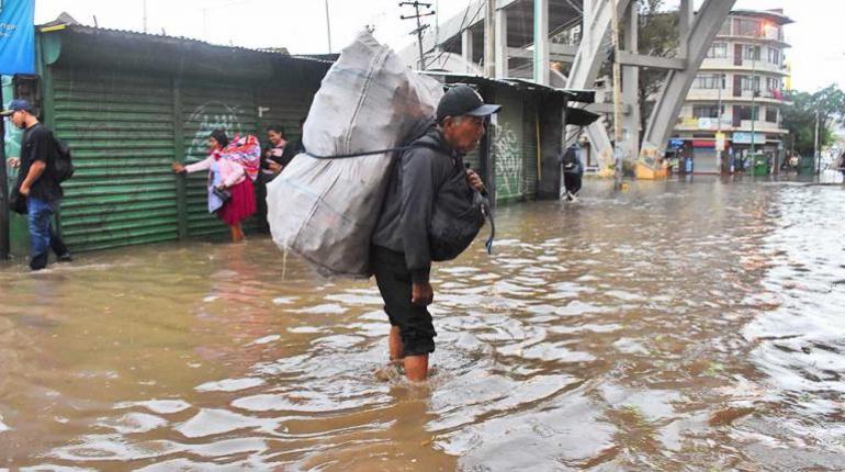 Lluvia y basura anegan casas y calles en cuatro puntos de la ciudad