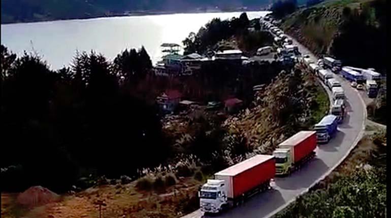 Tensión en Colomi: los choferes retenidos en los bloqueos marchan a la Alcaldía