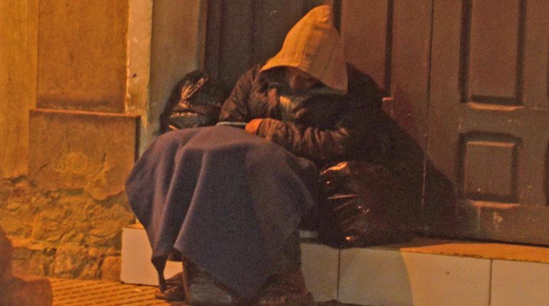Vidas al borde del invierno. Indigentes soportan las noches más frías