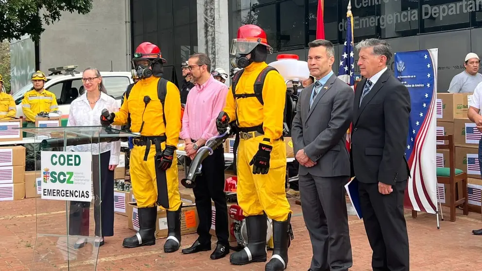 EEUU entrega equipo contra incendios a Santa Cruz en plena emergencia nacional
