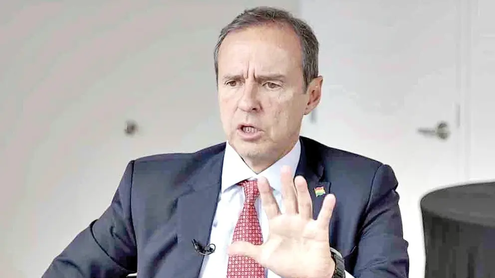 ‘Fue a estirar la mano’: Gobierno critica a Tuto por ir a EEUU; Arias lo aplaude