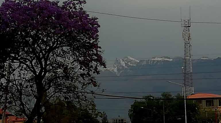 Un manto blanco cubre los picos del Tunari por una nevada en septiembre