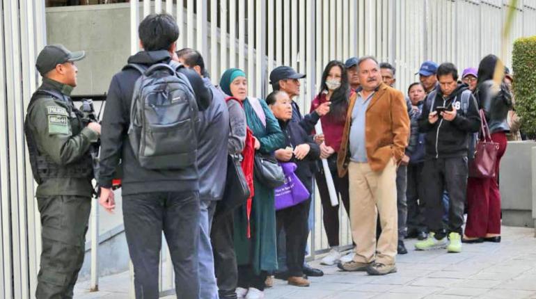 Comerciantes rechazan los billetes de Serie B y gente va al BCB a cambiarlos