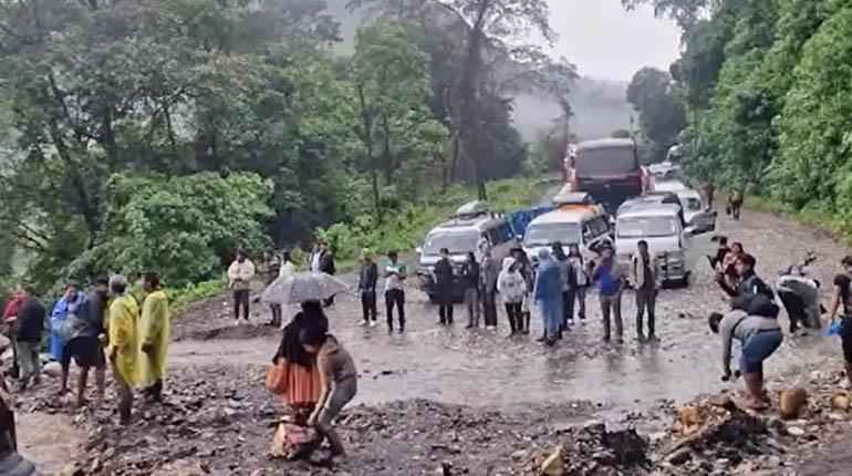 Caída de mazamorra: Restringen circulación en El Sillar, ruta nueva Cochabamba – Santa Cruz