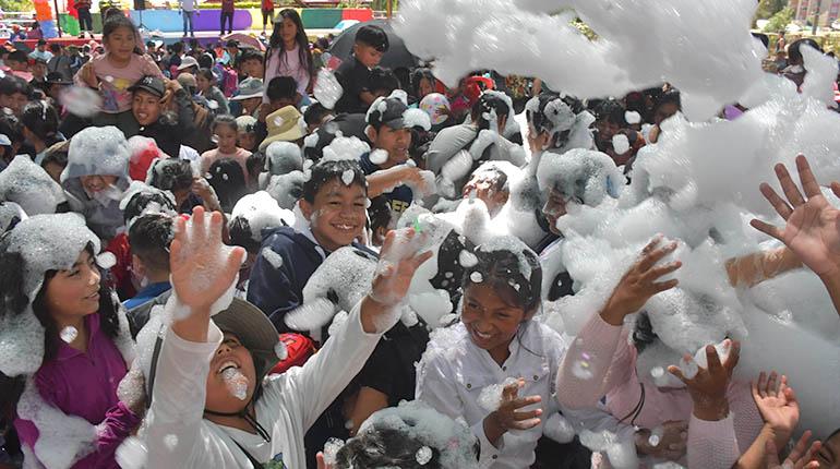Domingo de pura alegría con parques repletos de niños, juegos y sonrisas